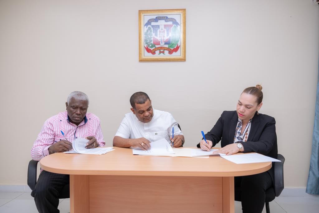 Alcaldía de Barahona firma acuerdo de apoyo con Hospital Regional Universitario Jaime Mota