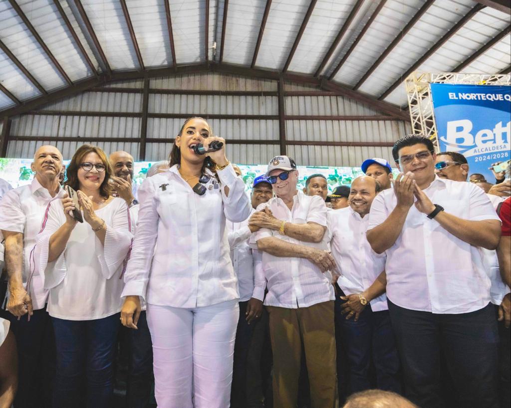 Betty Gerónimo lanza sus aspiraciones por alcaldía de Santo Domingo Norte