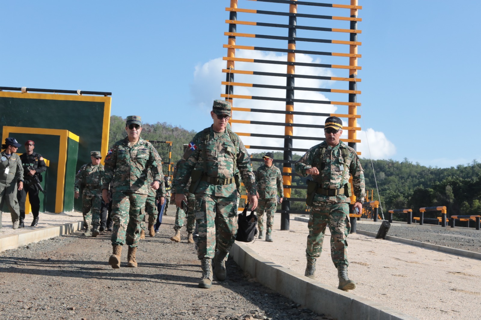 Ministro de Defensa visita Centro Entrenamiento Táctico en Sierra Prieta