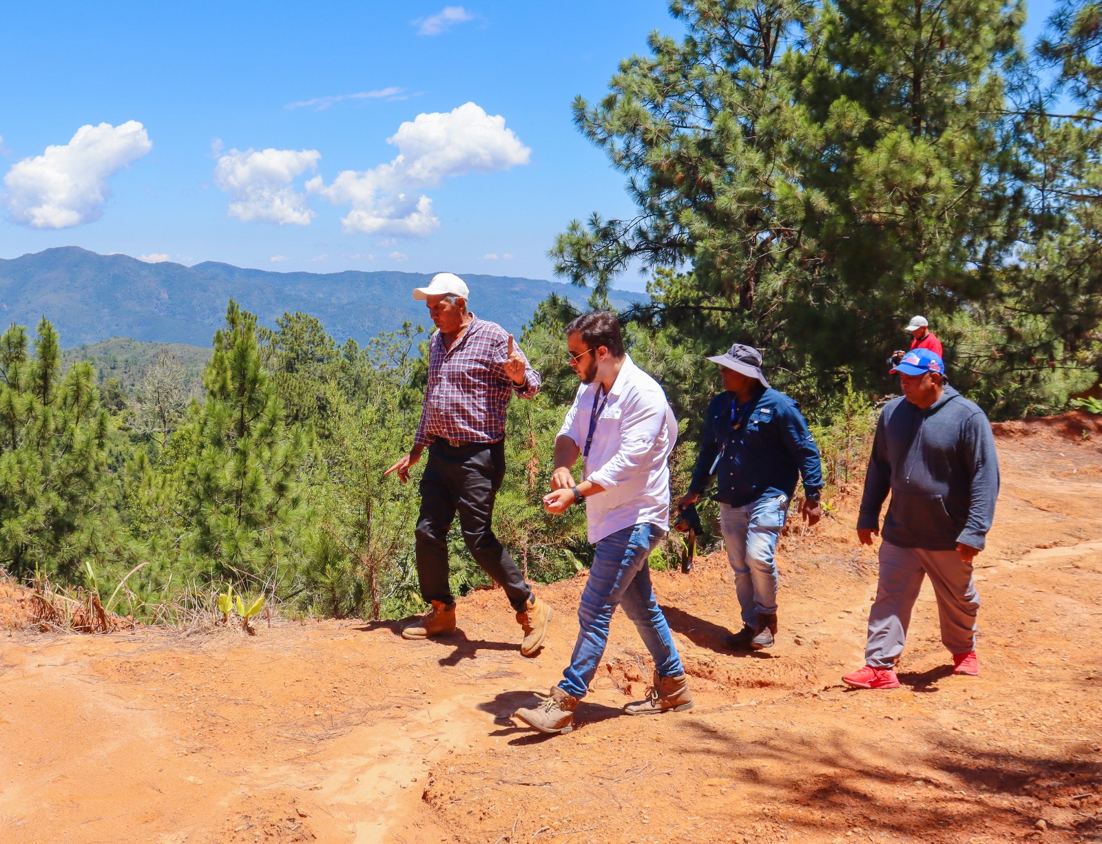 Medio Ambiente paraliza actividades en finca cafetalera que cometió varios ilícitos ambientales