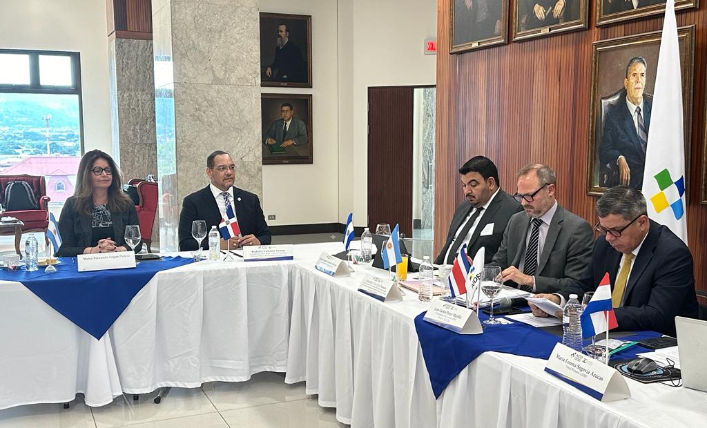 Director de Defensa Pública funge como moderador en Encuentro Internacional