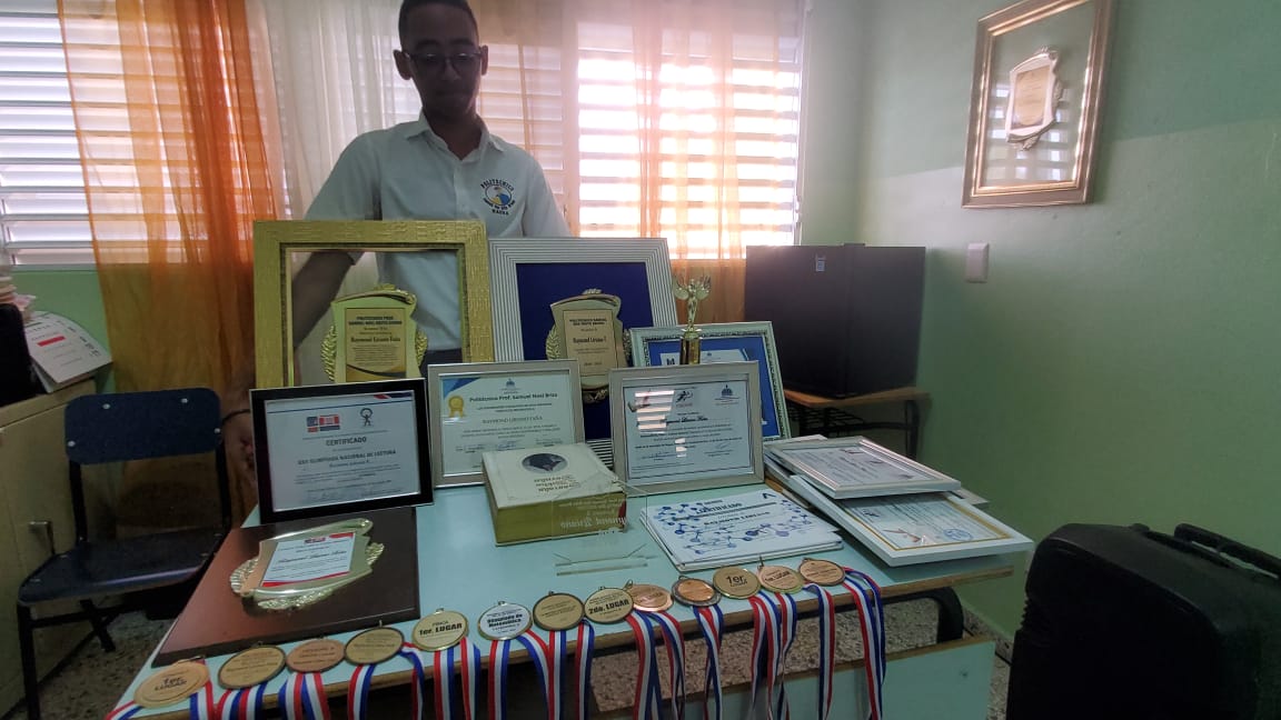 Ministerio de la Juventud otorga beca a estudiante de meritorio de Nagua