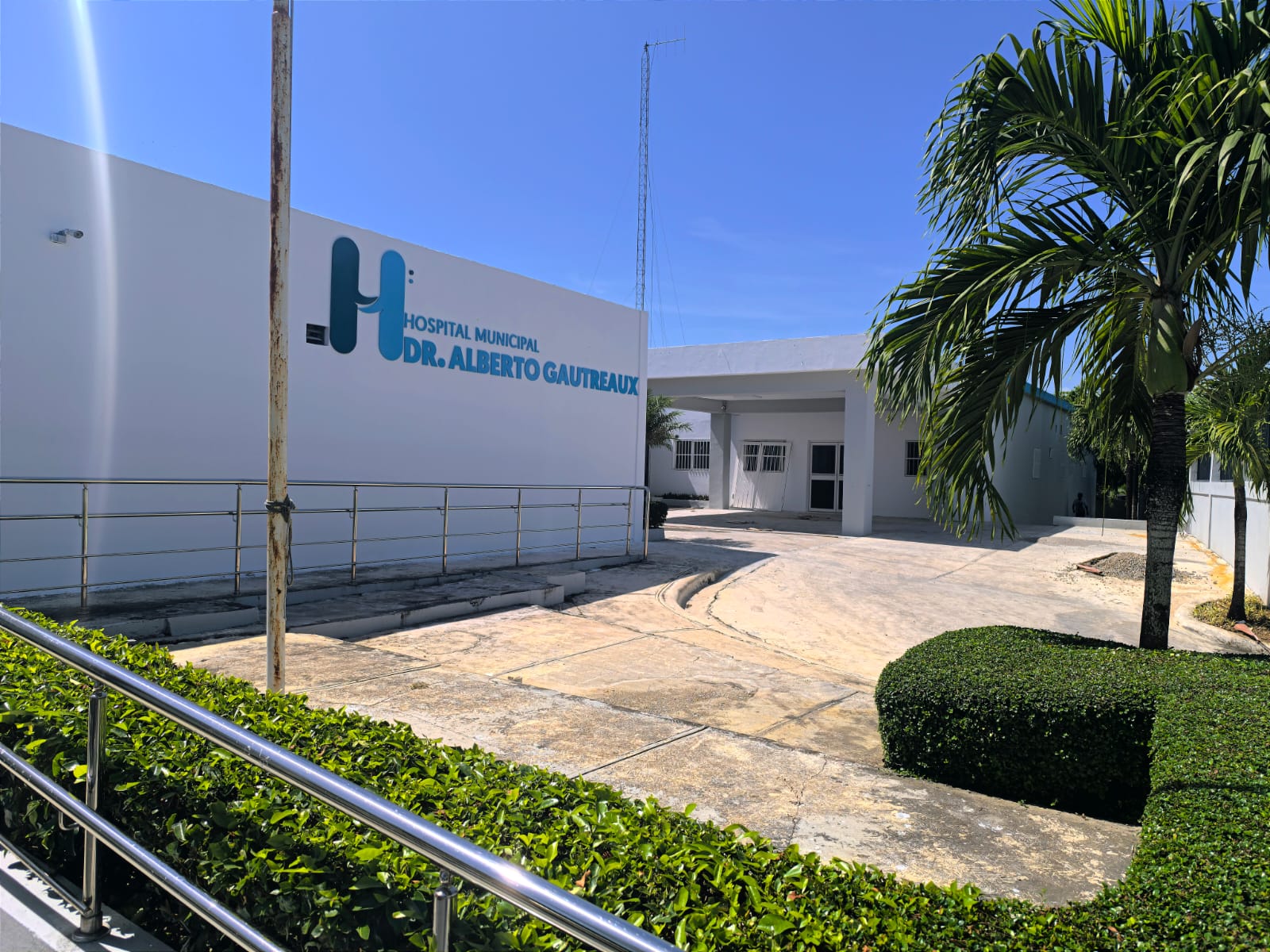 Avanzan los trabajos de remodelación del Hospital Dr. Alberto Gautreaux en el municipio de Sánchez