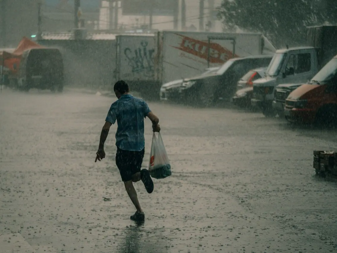 Calor sofocante y bruma matutina darán paso a fuertes aguaceros y tronadas esta tarde