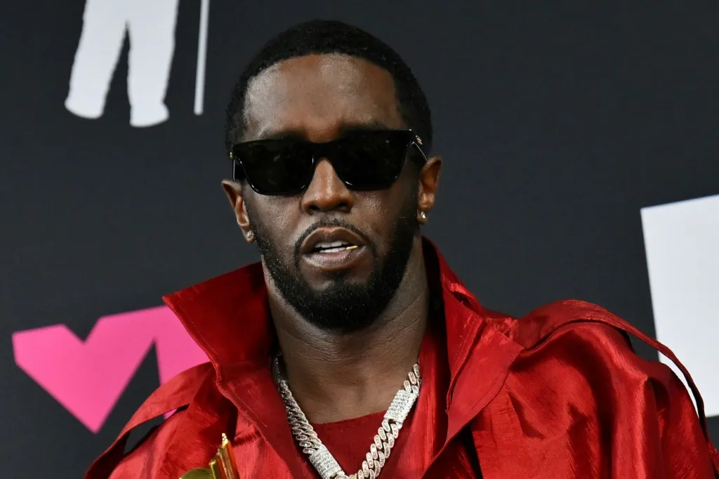 Los abogados del rapero Sean Combs, conocido como Diddy y declarado culpable el pasado julio de transporte para ejercer la prostitución, han pedido al juez del caso que dicte para él una sentencia de no más de 14 meses de prisión efectiva. Noticias en los medios suizos sobre España e Hispanoamérica: cada semana en su bandeja de entrada Dirección de correo electrónico Al registrarse, recibirá un paquete de bienvenida y hasta seis actualizaciones al año. Autorizo el tratamiento de mis datos para el boletín de SWI swissinfo.ch. Suscríbase gratis En un documento presentado este lunes por la noche, su equipo legal, encabezado por Marc Agnifilo, piden que tras cumplir este tiempo en prisión se le conceda la libertad supervisada. La defensa argumenta además que Diddy ya está cumpliendo esta condena «en una de las peores instalaciones federales del país», el Centro de Detención Metropolitano de Brooklyn (Nueva York). El rapero de 55 años permanece recluido en este centro desde su detención en septiembre del año pasado, por lo que ya prácticamente habría cumplido la sentencia que piden sus abogados. Ese mes, el artista fue acusado por la vía federal de tráfico sexual, crimen organizado y transporte para ejercer la prostitución, pero tras un juicio de dos meses fue declarado culpable solo de este último delito, el más leve de todos. «Combs debe ser sentenciado por las razones por que el jurado lo declaró culpable. Sería ilegal y una perversión de la justicia que el tribunal lo condenara como si el jurado lo hubiera hallado responsable (de los otros cargos)», apunta hoy su defensa. El juez del caso, Arun Subramanian, dictará sentencia contra el rapero el próximo 3 de octubre, finalizando así uno de los juicios más mediáticos de este año en Estados Unidos.