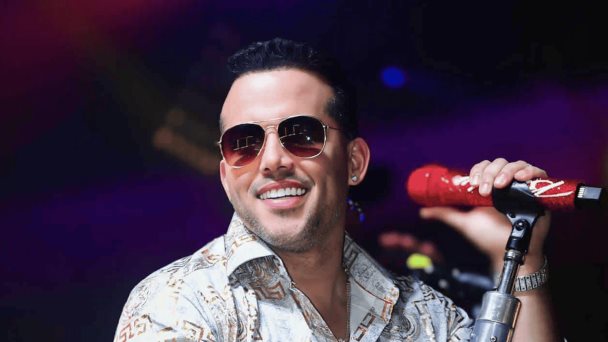 El Blachy vive momento insólito en patronales de Moca: seguridad le impide subir al escenario