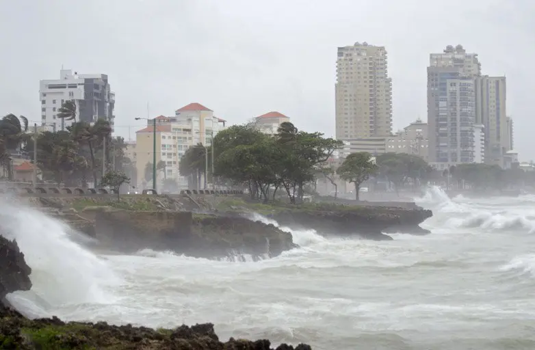 Oleaje anormal azota la Costa Atlántica: se esperan aguaceros y tronadas hasta la noche