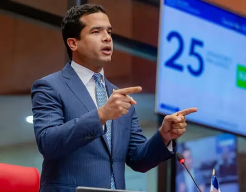 Senadores respaldan propuesta de Omar Fernández busca eliminar impuestos a salarios menores RD$52,000