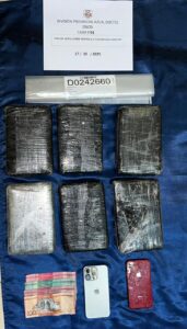 Detienen a dos hombres en Azua con más de 7 kg de presunta cocaína