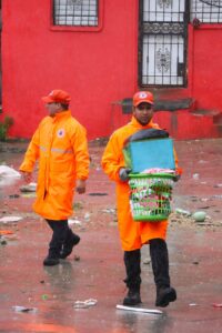 Defensa Civil coordina ayudas para albergados en el Túnel del Capotillo