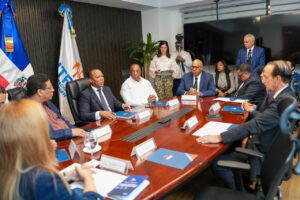 Carlos Pimentel y Veedores validan transparencia en licitación del nuevo sistema de licencias de conducir del INTRANT