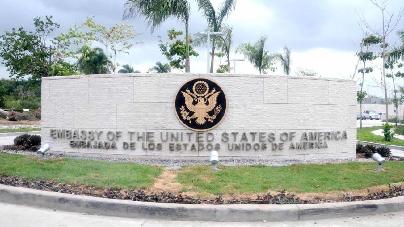 Embajada de EE. UU. en RD limita actualizaciones por interrupción presupuestaria en Washington