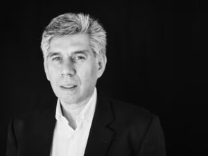 Versiones encontradas rodean salida de Daniel Coronell de la presidencia de Noticias Univision